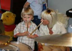 Mały Fabianek Magas chce grać na perkusji, jak jego brat Dawid
